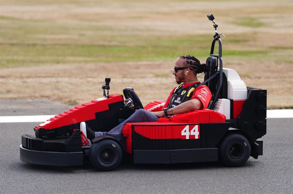 El piloto inglés Lewis Hamilton durante la carrera de coches LEGO previa al GP de Gran Bretaña 2026