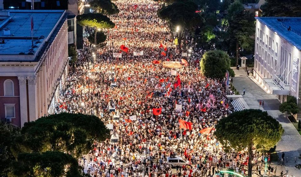 Protesta en Tirana (Albania) contra el proyecto turístico de Jared Kushner en la isla de Sazan 
