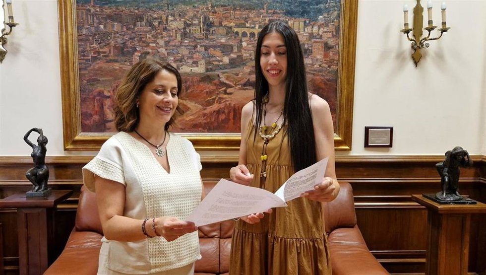 La alcaldesa de Teruel, Emma Buj, y la concejal de Juventud y Contratación del Ayuntamiento de Teruel, Lucía Gargallo,  posan con el texto de la iniciativa.