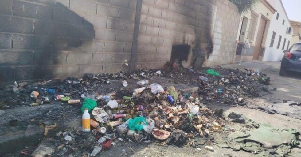 Una calle con suciedad en el municipio de Rociana.