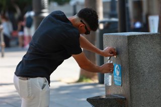Una persona se refresca en una fuente. A 05 de julio de 2026, en Sevilla (Andalucía, España). Andalucía se sitúa como la comunidad que registra las temperaturas más altas durante la segunda ola de calor del verano, declarada el pasado viernes. En la prime