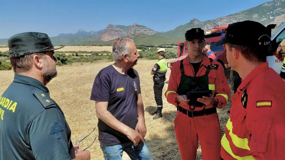 El subdelegado del Gobierno en Huesca, José Carlos Campo, junto a personal de la UME y de la Guardia Civil en el Puesto de Mando Avanzado instalado en Barluenga, desde donde se coordinan las tareas de extinción del incendio de Loporzano.