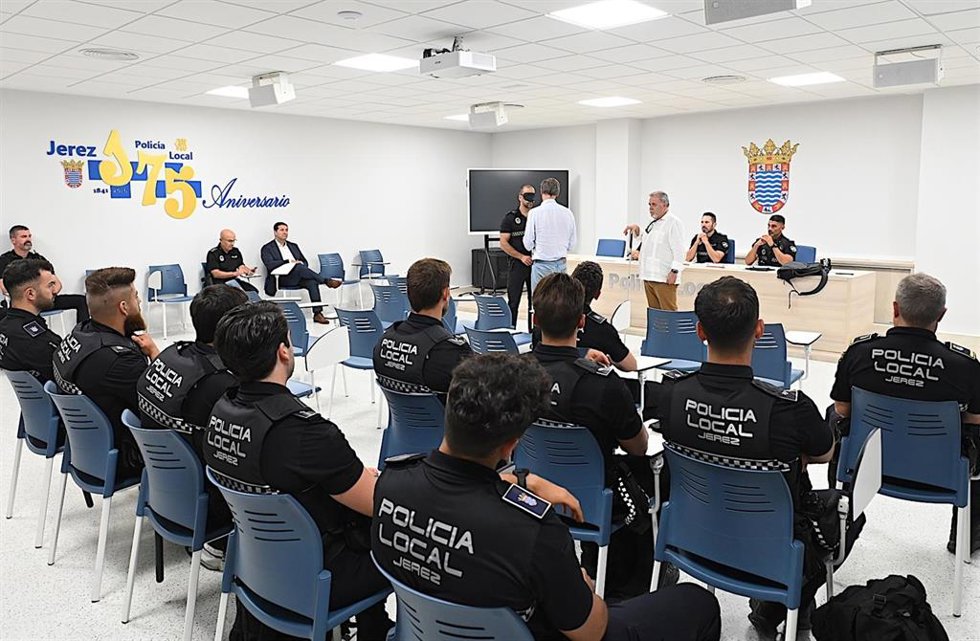 El teniente de alcaldesa de Seguridad recibiendo al director de la Fundación ONCE en Jerez de la Frontera (Cádiz) y a sus técnicos, con motivo de una sesión formativa destinada a los agentes.