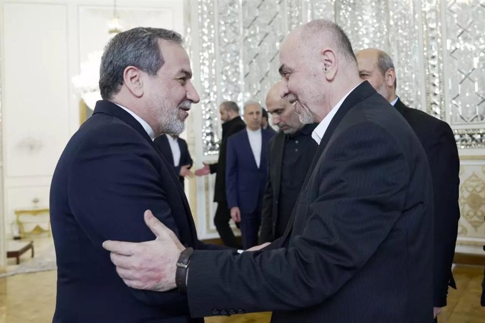 Archivo - El ministro de Exteriores iraní, Abbas Araqchi, recibe al líder del organo político consultivo de Hamás, Mohamed Darwish, el 9 de febrero en Teherán (Irán) 