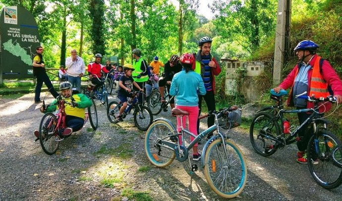 Participantes en una de las actividades organizadas por la Fundación También.