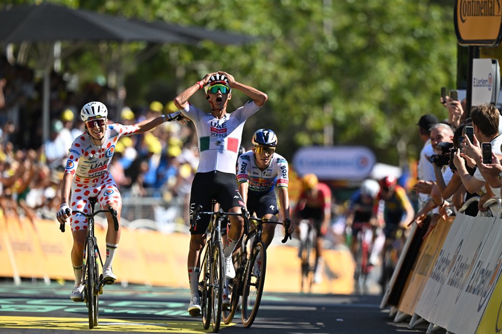 Isaac del Toro celebra su victoria en la segunda etapa del Tour de Francia 2026