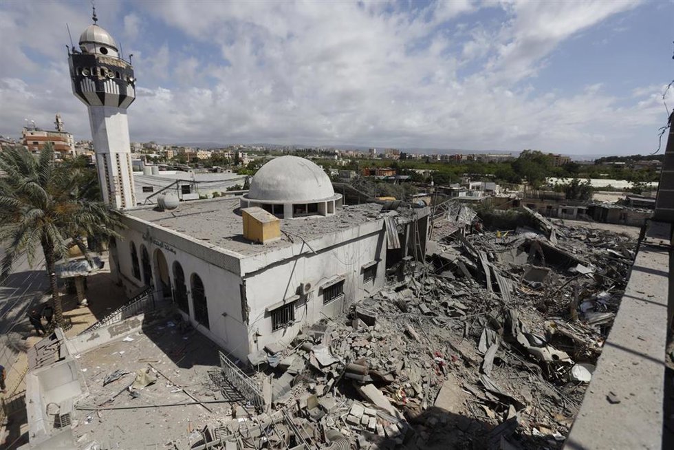 Archivo - Zona bombardeada por Israel en Tiro, en el sur de Líbano (archivo)
