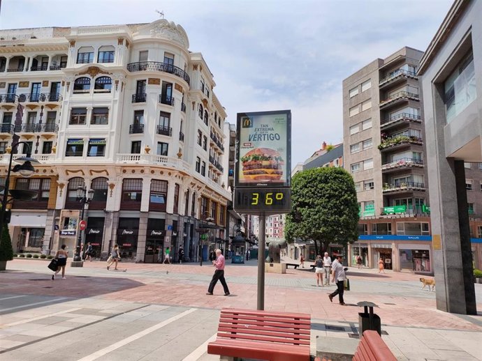 Archivo - Ola de calor en Asturias. Un termómetro de Oviedo marca 36 grados.