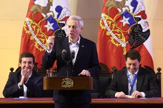 Santiago 27 de junio 2026. El Presidente de la Republica, Jose Antonio Kast, asiste al Consejo Social de la Union Democrata Independiente, donde recibe el documento Una Agenda Social para Chile, elaborado por los equipos de la UDI. Dragomir Yankovic/Aton