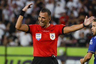 Futbol, Colo Colo vs Everton. Fecha 2, Liga de Primera 2026. El arbitro Juan Lara dirige el partido de primera division entre Colo Colo y Everton disputado en el estadio Monumental de Santiago, Chile. 07/02/2026 Andres Pina/Photosport  Football, Colo
