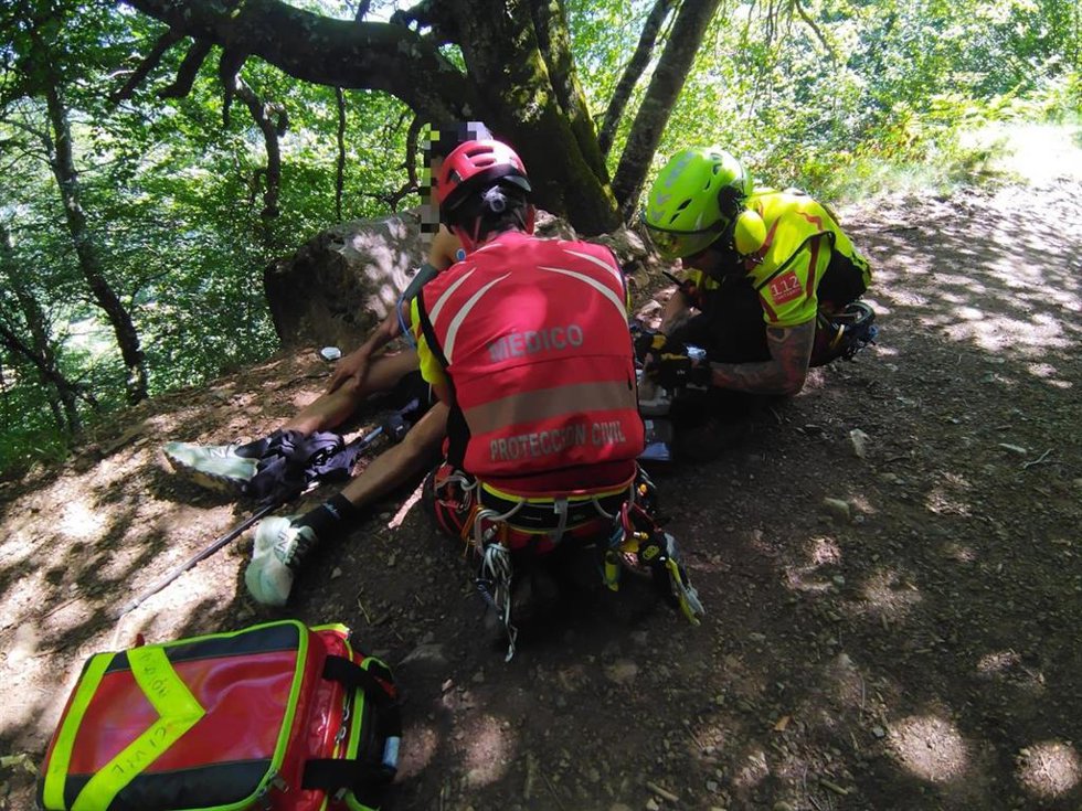 Rescatado en Picos de Europa un senderista vizcaíno de 23 años deshidratado