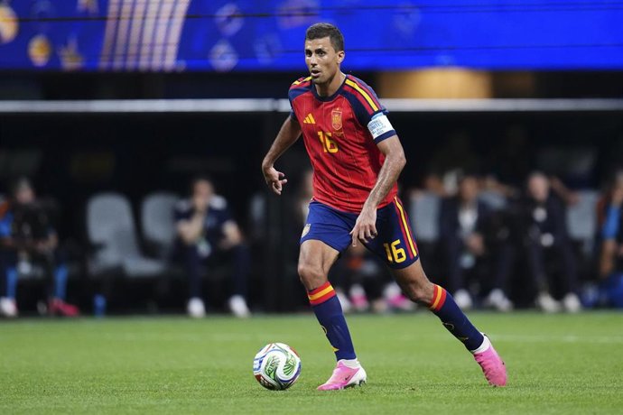 Rodri Hernández durante un partido con la selección española