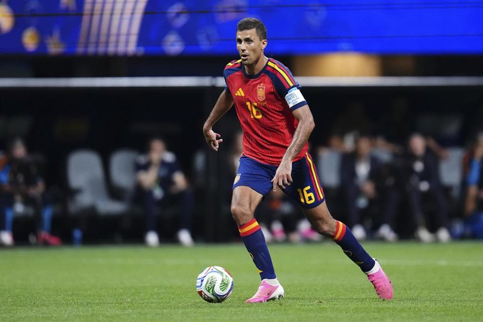 Rodri Hernández durante un partido con la selección española