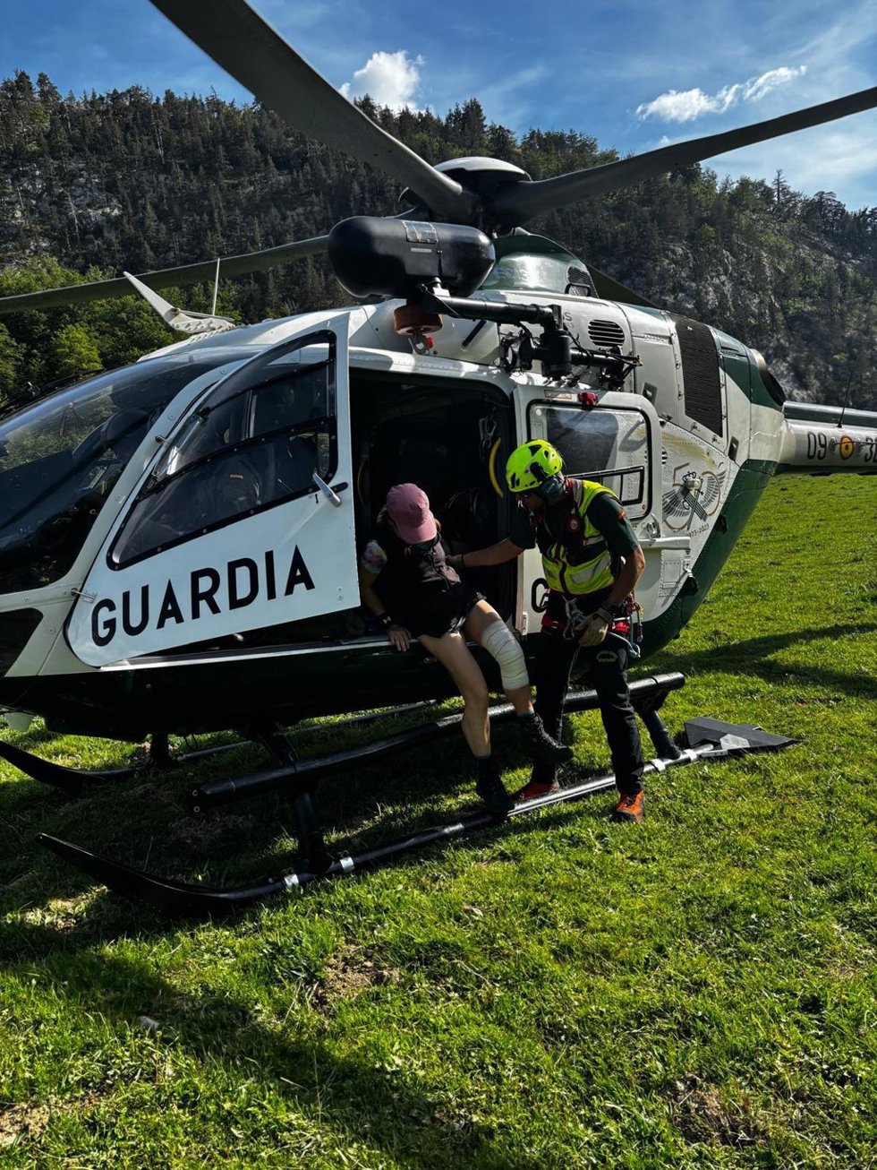 Archivo - Imagen de archivo de un rescate de la Guardia Civil en el Pirineo aragonés.
