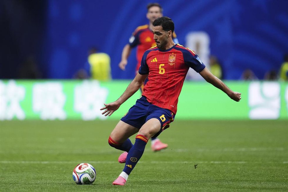 Mikel Merino durante un partido con la selección española en el Mundial 2026