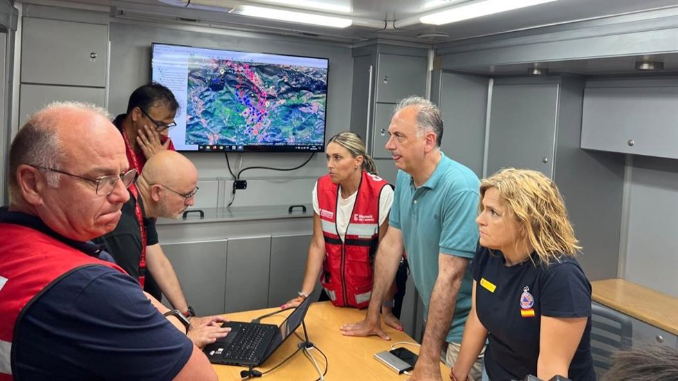 La delegada del Gobierno, Pilar Bernabé, y el conseller de Emergencias, Juan Carlos Valderrama, en una reunión por el incendio de Soneja
