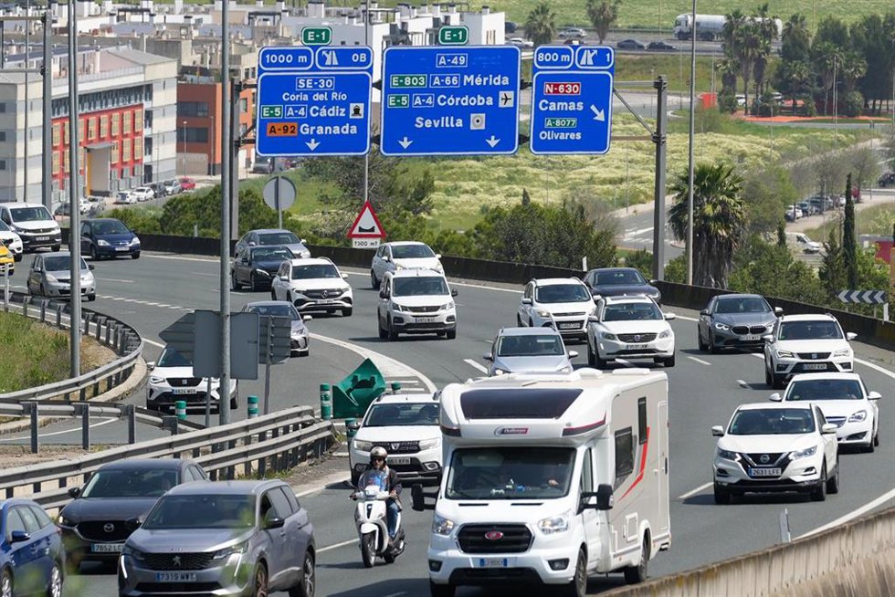 Archivo - Vehículos circulan en la salida de Sevilla hacia la costa.