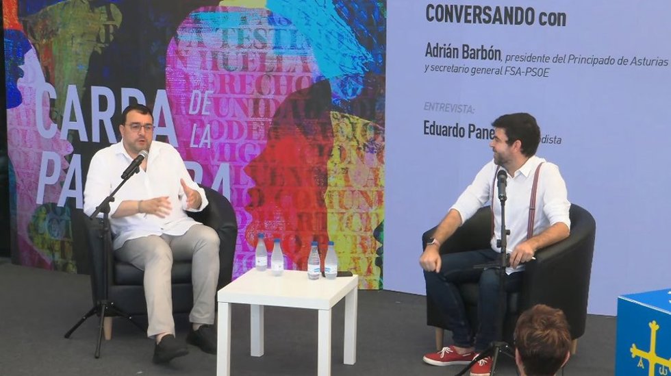 Un momento de la entrevista al presidente del Principado, Adrián Barbón, en la Semana Negra de Gijón.