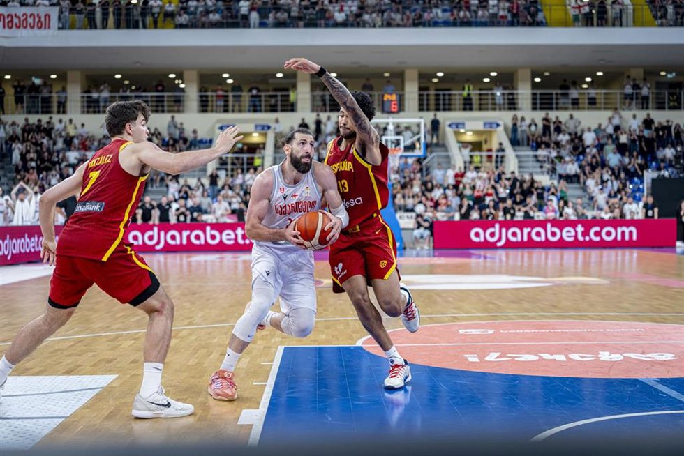 Tornike Shengelia intenta penetrar ante Izan Almansa y Hugo González en el Georgia-España de clasificación para el Mundobasket de 2027