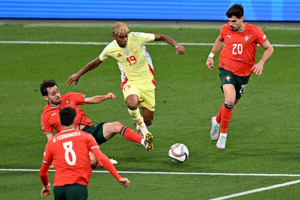 Archivo - Lamine Yamal intenta zafarse de varios rivales en el España-Portugal de la final de la Liga de Naciones