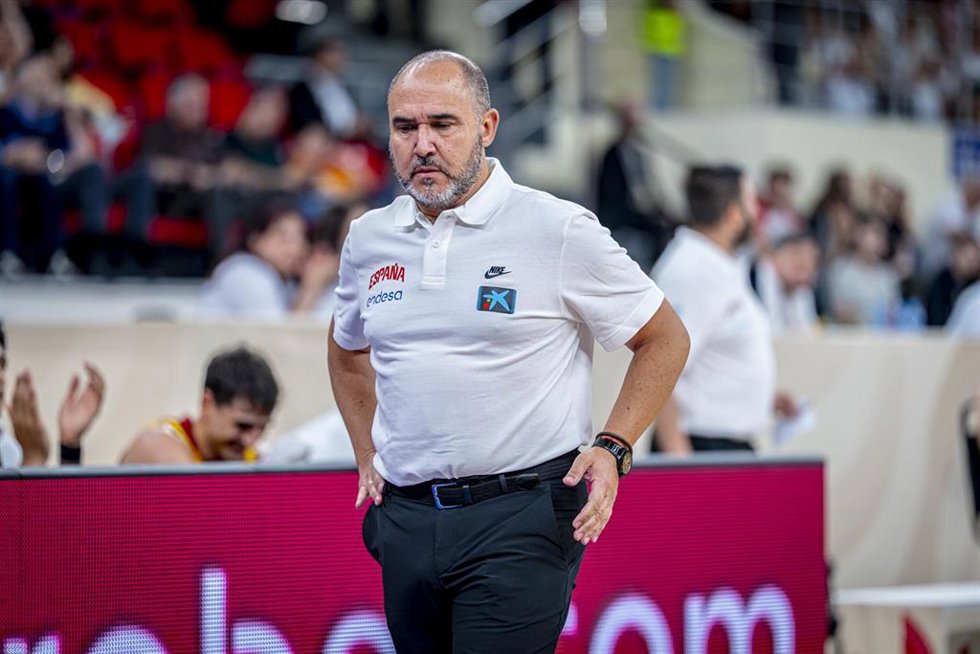 El seleccioandor nacional Chus Mateo durante el Georgia-España de clasificación para el Mnundobasket 2027