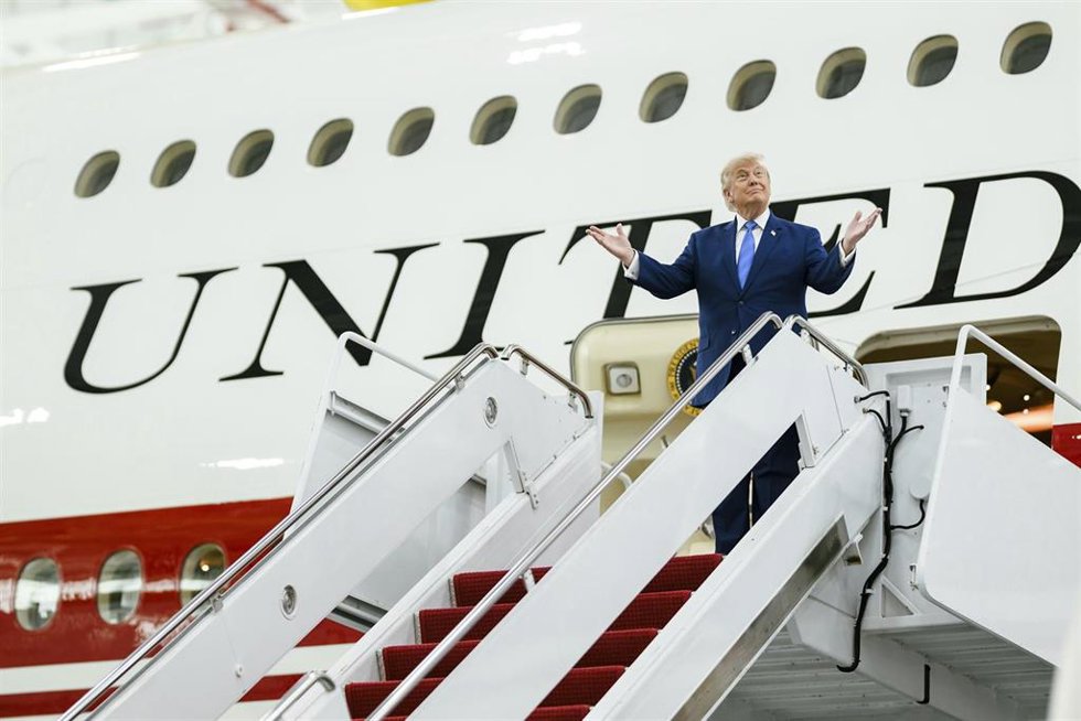 El presidente de Estados Unidos, Donald Trump, junto al 'Air Force One'