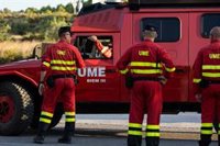 Efectivos terrestres trabajarán toda la noche para intentar contener el incendio de Soneja en el mismo perímetro