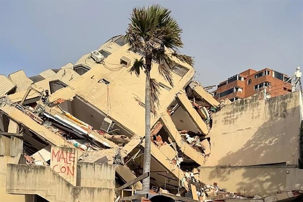 Un edificio hundido en La Guaira (Venezuela) tras el doble terremoto de junio de 2025