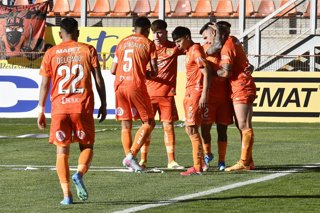 Futbol, Cobreloa vs Cobresal,  Fecha 3, Copa Chile 2026. El jugador de Cobreloa Gustavo Gotti celebra con sus compañeros su gol ante Cobresal en el partido de Copa Chile disputado en el estadio Zorro del Desierto Calama, Chile. 20/06/2026 Pedro