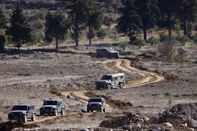 Archivo - GOLAN HEIGHTS, Dec. 9, 2024  -- Israeli troops are seen near the buffer zone in the Golan Heights, on Dec. 9, 2024. The Israeli army has seized control of areas near the border and struck strategic weapons in Syria as of Monday, according to Syr