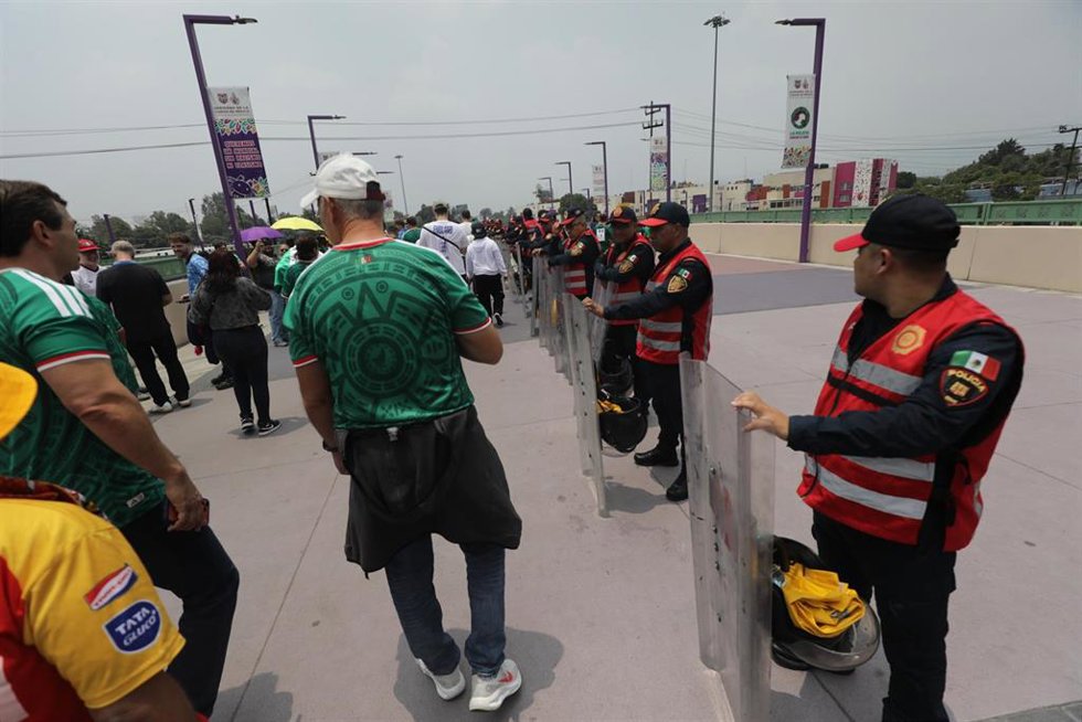 Aficionados de México entran al Estadio Azteca para el partido de octavos de final del Mundial contra Inglaterra