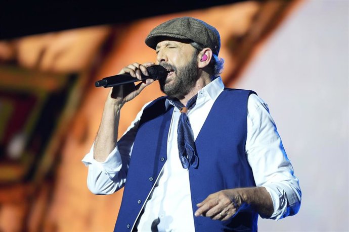 El cantautor dominicano Juan Luis Guerra durante su actuación en el Icónica Santalucía Sevilla Fest. 