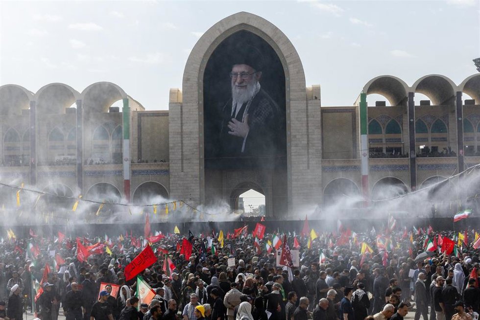 Inicio de las ceremonias fúnebres en honor al difunto líder iraní el ayatolá Alí Jamenei y miembros de su familia en la Gran Mezquita Imam Jomeini Mosalla de Teherán
