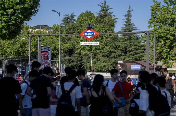 Archivo - Alumnos llegan a la parada de Metro de Ciudad Universitaria para comenzar el primer examen de la PAU 2026, , a 1 de junio de 2026, en Madrid (España).