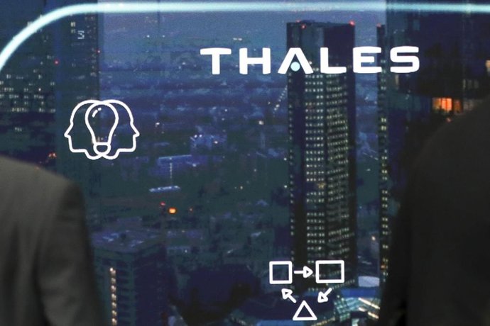 Archivo - FILED - 05 April 2017, Hamburg: Visitors flock to the booth of Thales at the Aircraft Interiors Expo in Hamburg. French defence giant Thales reported that its sales for the first nine months of 2024 were ·14.1 billion ($15.2 billion), up 6.2\% o