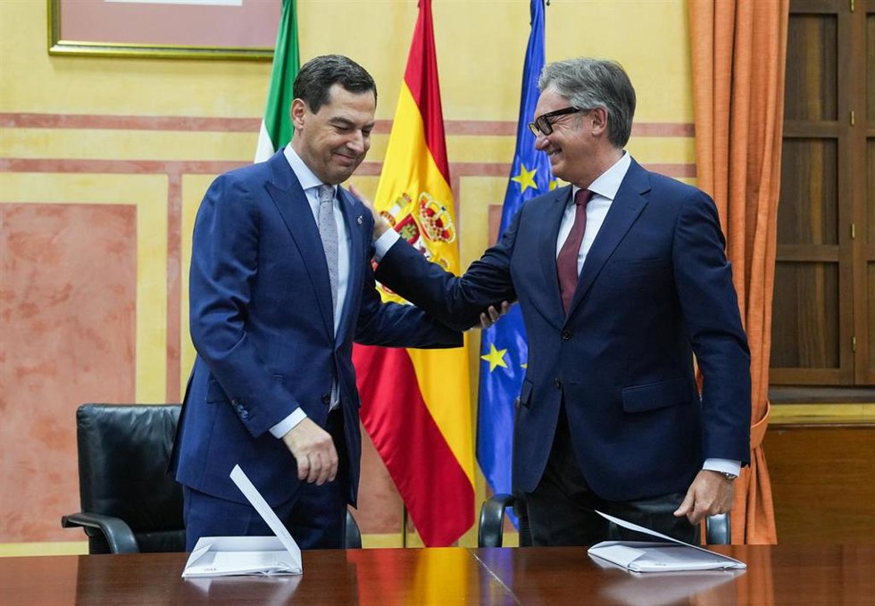 El reelegido presidente de la Junta, Juanma Moreno (i), junto al portavoz del grupo parlamentario Vox en Andalucía, Manuel Gavira (d), suscriben el 'Acuerdo de Gobierno y Estabilidad para Andalucía’. A 2 de julio de 2026 en Sevilla 