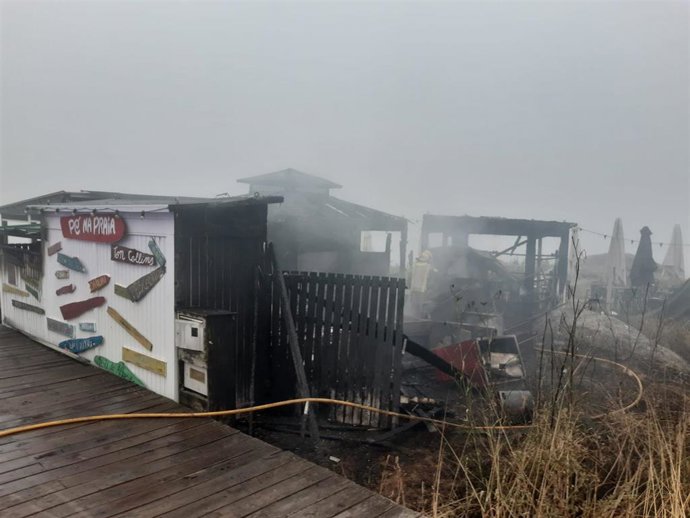 Un incendio calcina un chiringuito en la playa de A Lapa, en Sanxenxo (Pontevedra)