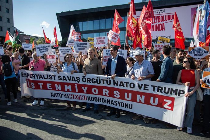 Manifestación contra la OTAN celebrada el 27 de junio de 2026 en la ciudad de Estambul, en Turquía (archivo)