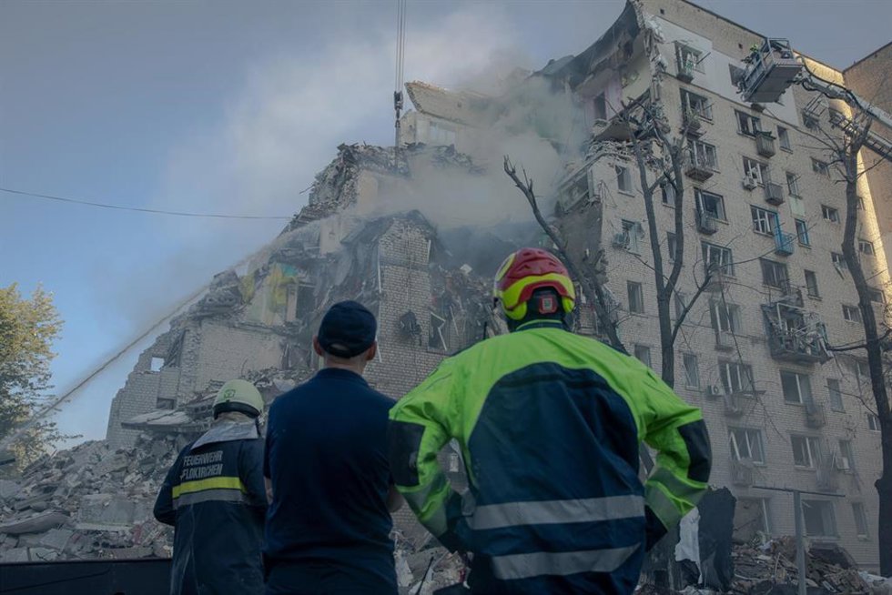 Daños materiales en un edificio de la capital de Ucrania, Kiev, alcanzado en un ataque lanzado el 2 de julio de 2026 por el Ejército de Rusia (archivo)