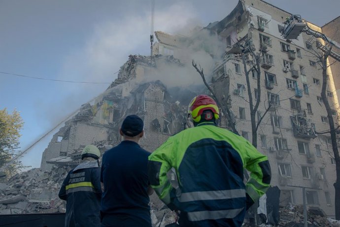 2 de julho de 2026, Kiev (Oblast de Kiev, Ucrânia): Equipes de resgate lutam contra as chamas e procuram sobreviventes nas ruínas de um prédio residencial de nove andares que sofreu desabamento parcial em Kiev, após um ataque russo em grande escala com dr