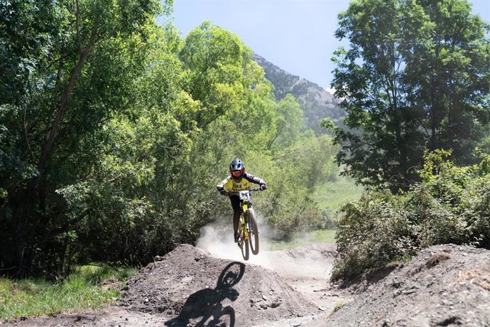 Un rider en  última prueba de la Copa de España DH que se disputó en la zona de Rincón del Cielo de Cerler.
