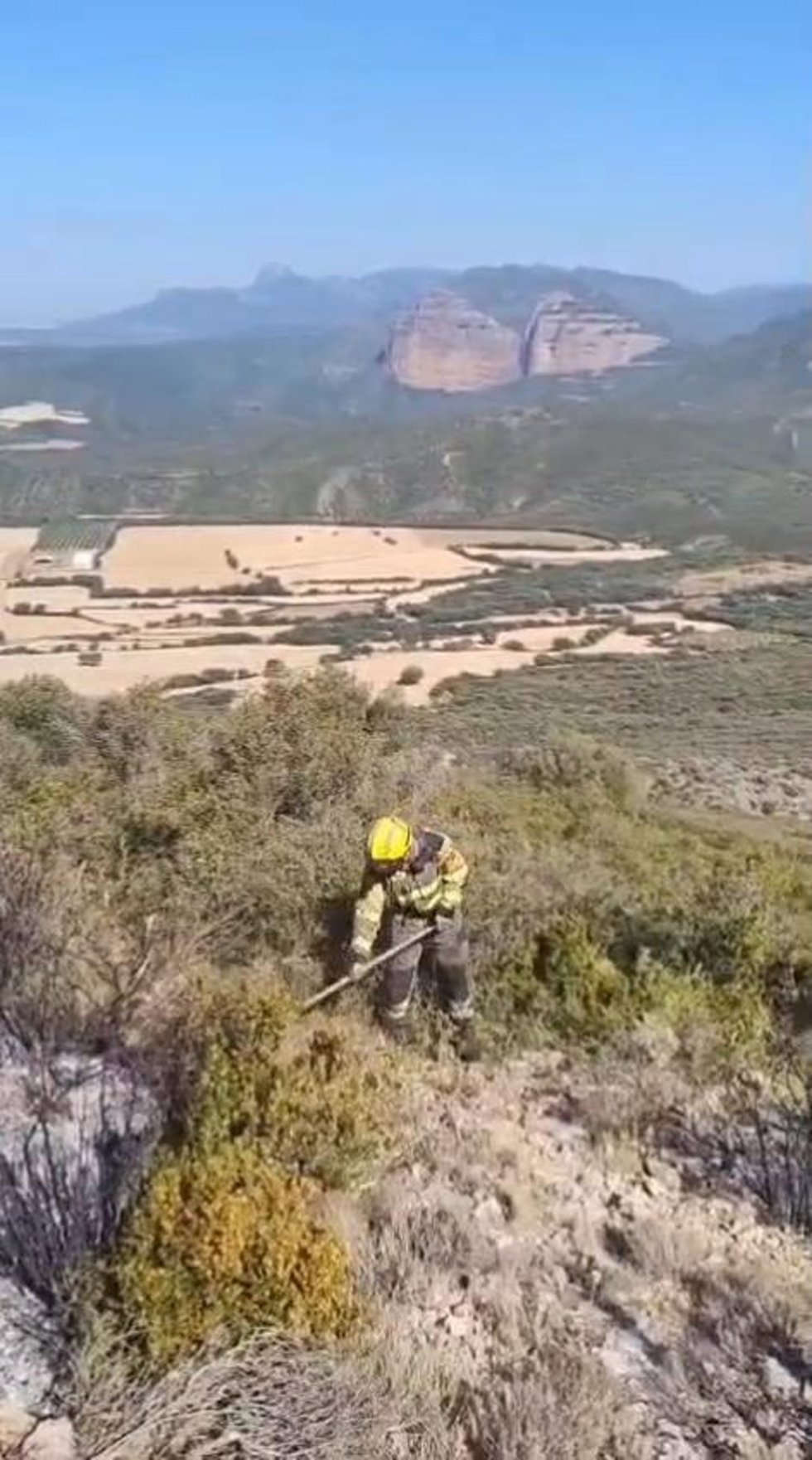 Un operario forestal de Infoar trabaja en las proximidades de la zona del incendio.