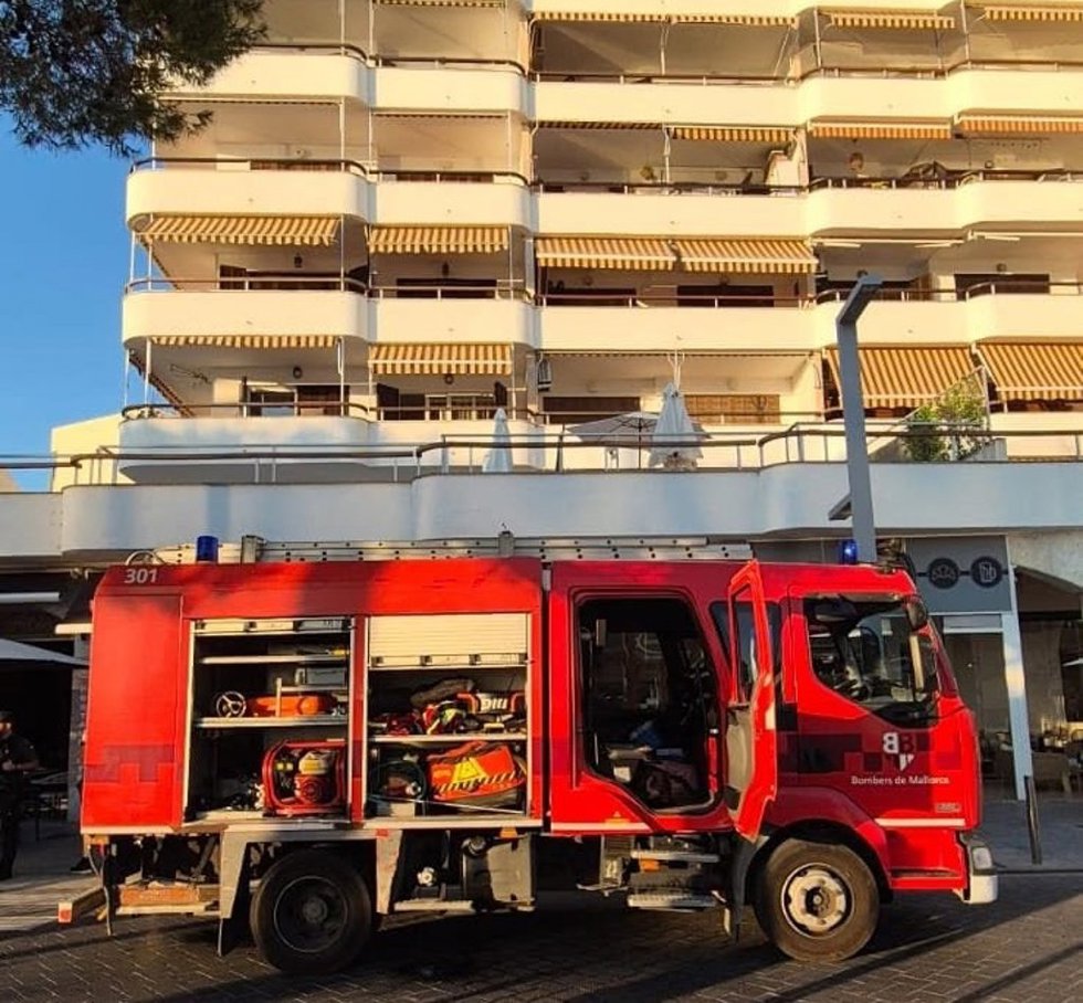 Camión de bomberos frente al edificio afectado.