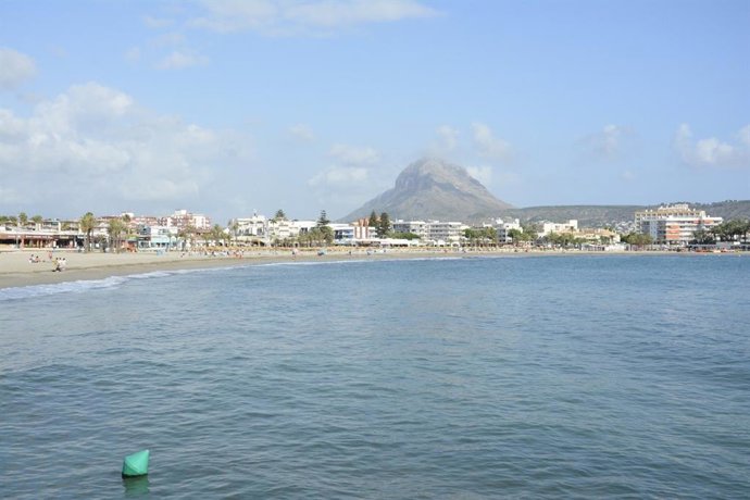 Archivo - Imagen de archivo de una playa de Xàbia