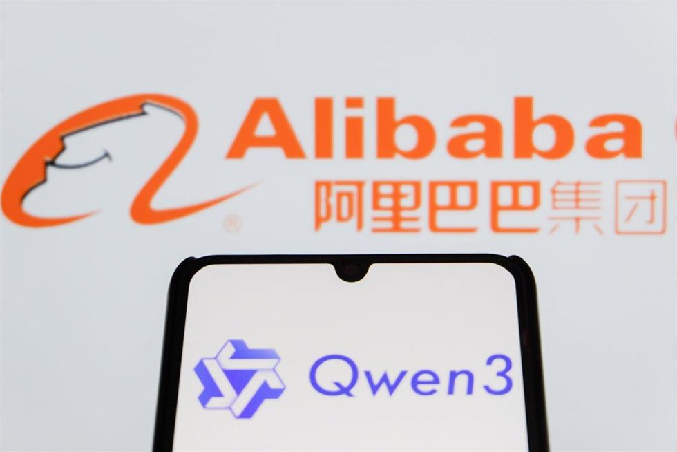 Archivo - September 26, 2025, Bandung, West Java, Indonesia: In this photo illustration, QWEN AI logo is displayed on a smartphone with Alibaba logo in the background.
