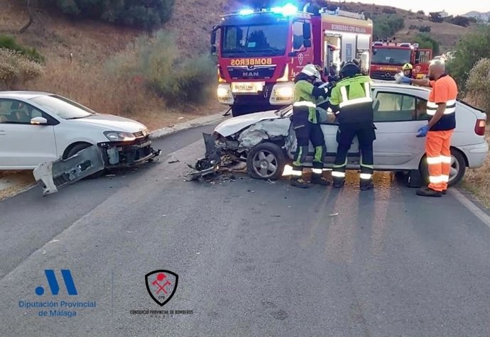 Efectivos del CPB intervienen tras un accidente entre dos vehículos en la MA-3400 en Coín