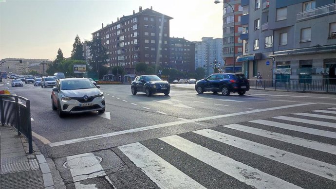 Archivo - Tráfico en la Avenida de Santander, en Oviedo.