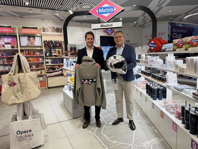 La tienda oficial de Metro llega a la T4 de Barajas con una nueva colección inspirada en el Gran Premio de España de F1