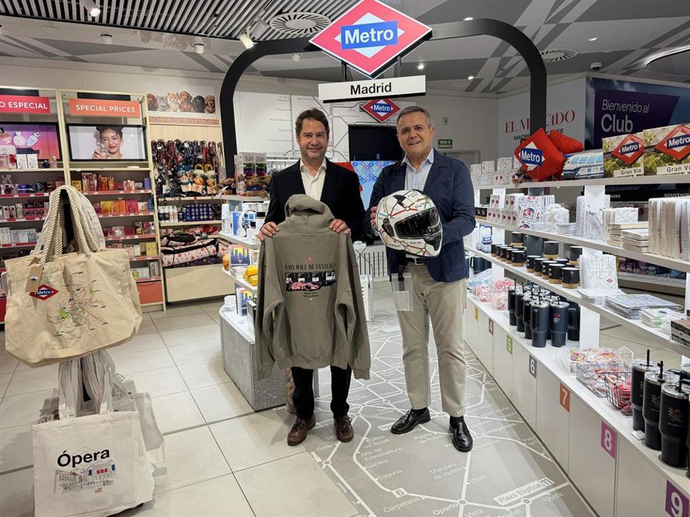 La tienda oficial de Metro llega a la T4 de Barajas con una nueva colección inspirada en el Gran Premio de España de F1