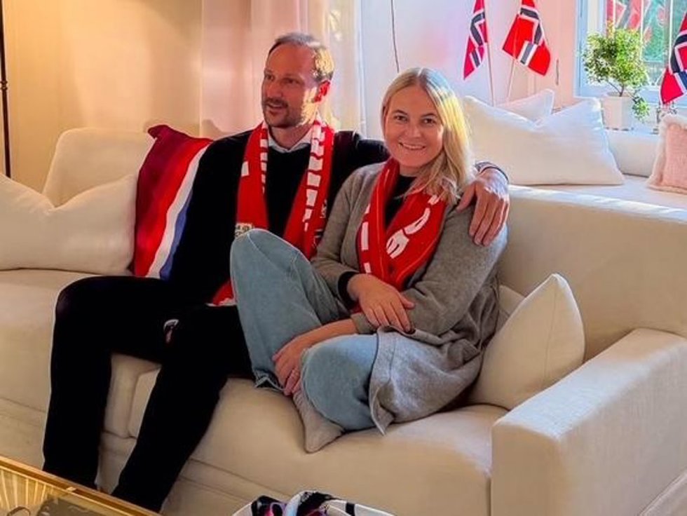 Los Príncipes Haakon y Mette-Marit animando a la selección noruega en su encuentro frente a Brasil desde el Palacio Real